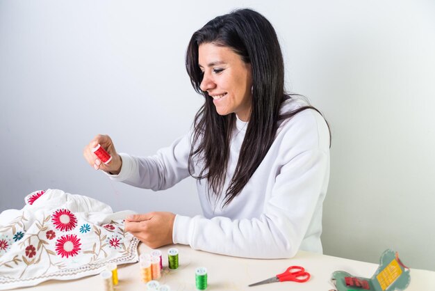 uczestnicy warsztatów z haftem